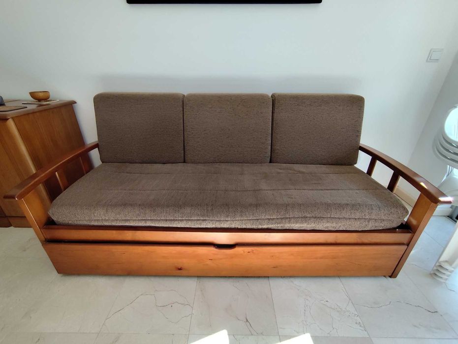 Sofá-cama em madeira sólida e com colchão