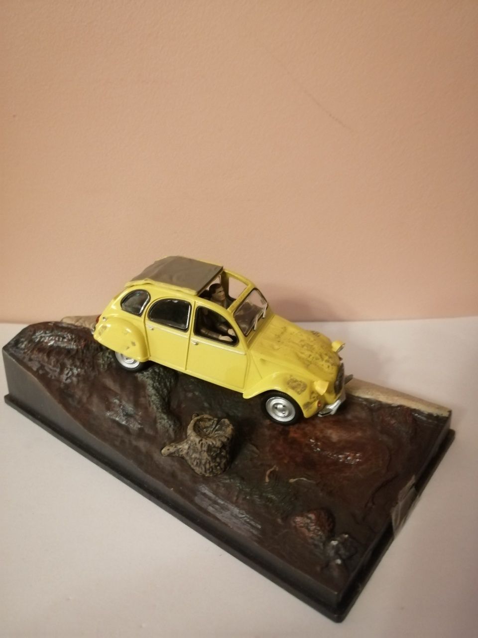 Citroen 2CV Bond 007 Ixo Diorama 1/43