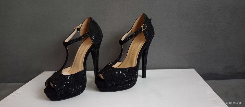 Туфлі на каблуку/блискучі чорні каміньчики