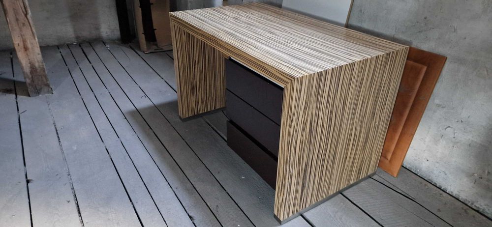 Biurko z okleiny Zebrano + lakierowany MDF | 120x70 cm | Blum | Design