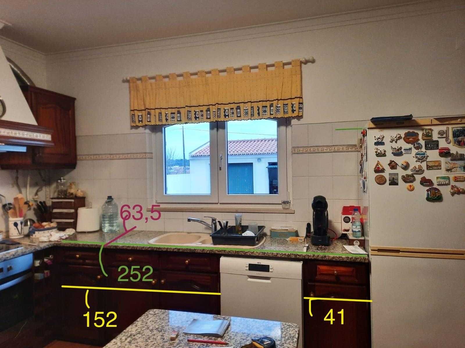 Vendo Cozinha inteira em madeira de freijó com pedras em granito