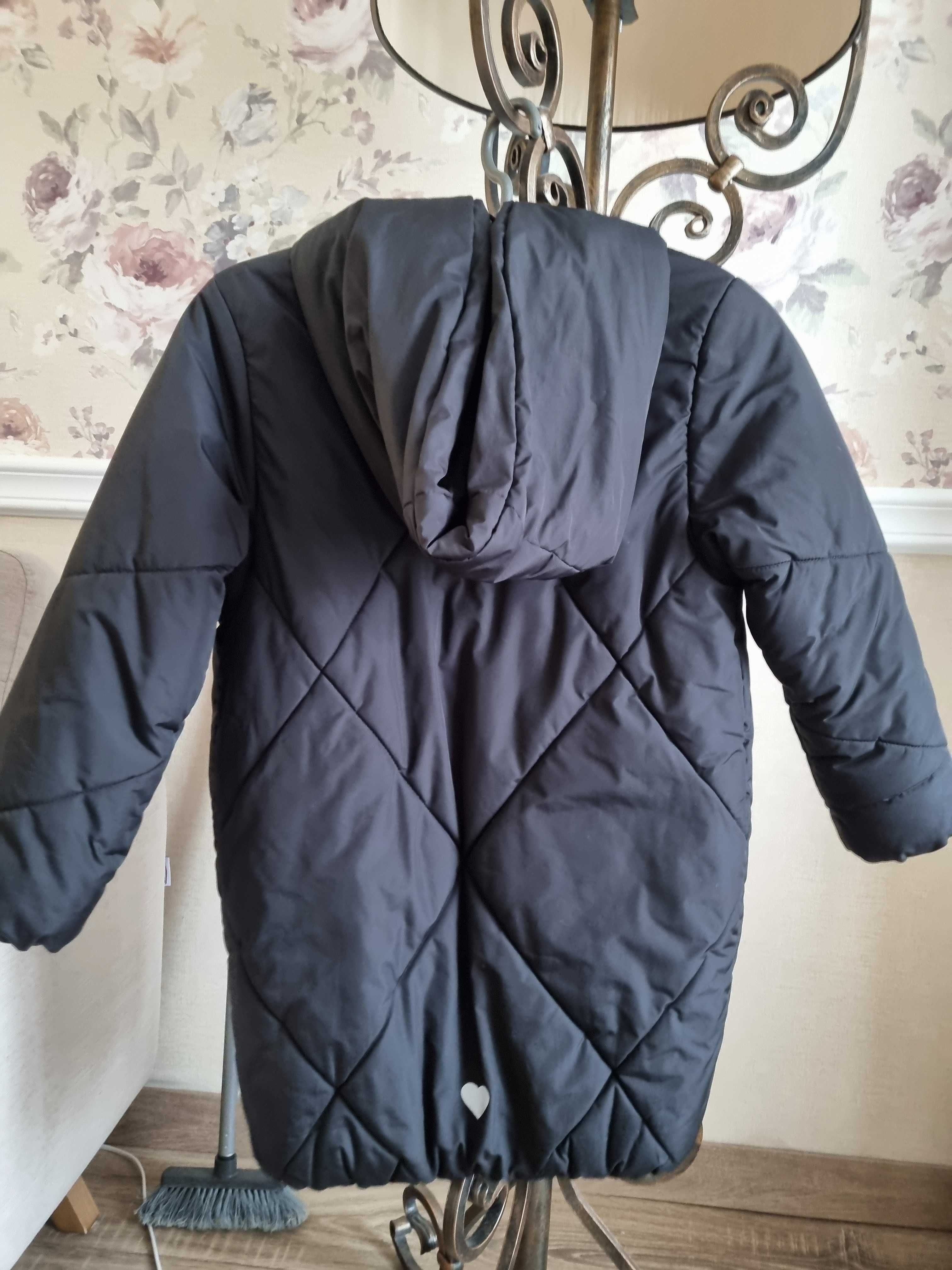 Стильне чорне зимове пальто на дівчинку 6-7 років
