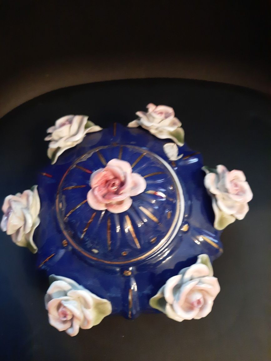 Piękna porcelanowa szkatulka ozdobiona kolorowymi różami