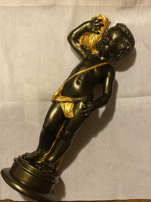 Estátua com pormenor dourado