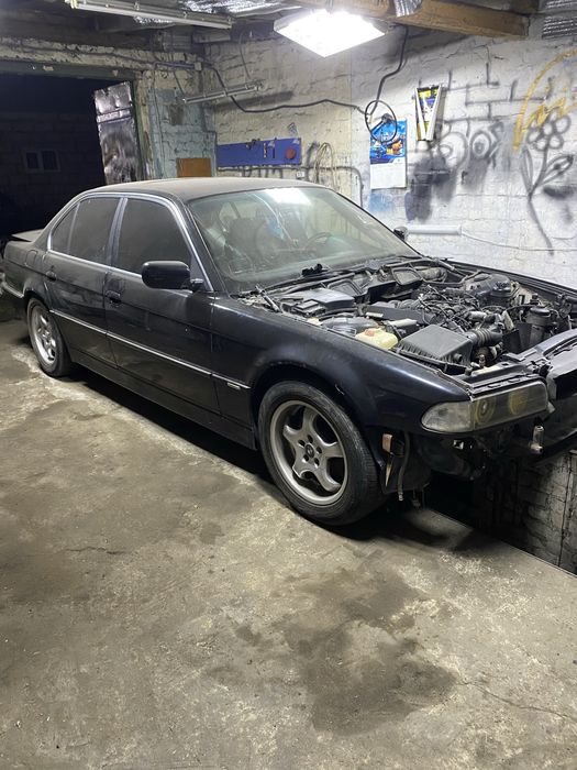 Продам автомобіль BMW E38, 740I, 3.0, акпп, читайте опис.