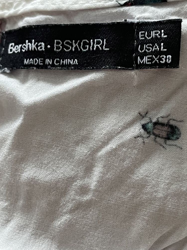 Bluzka Bershka L ze wzorem z owadów i wyciętymi ramionami