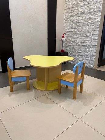 Детский столик с 2 стульчиками