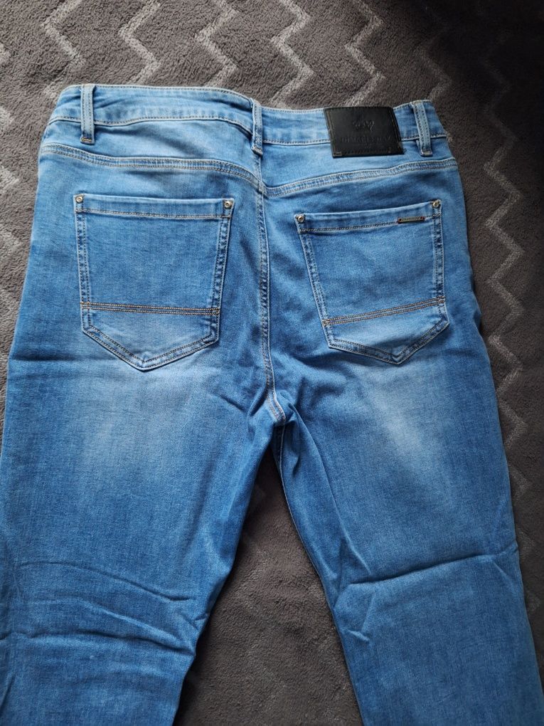 Ciemnoniebieskie jeansy długie