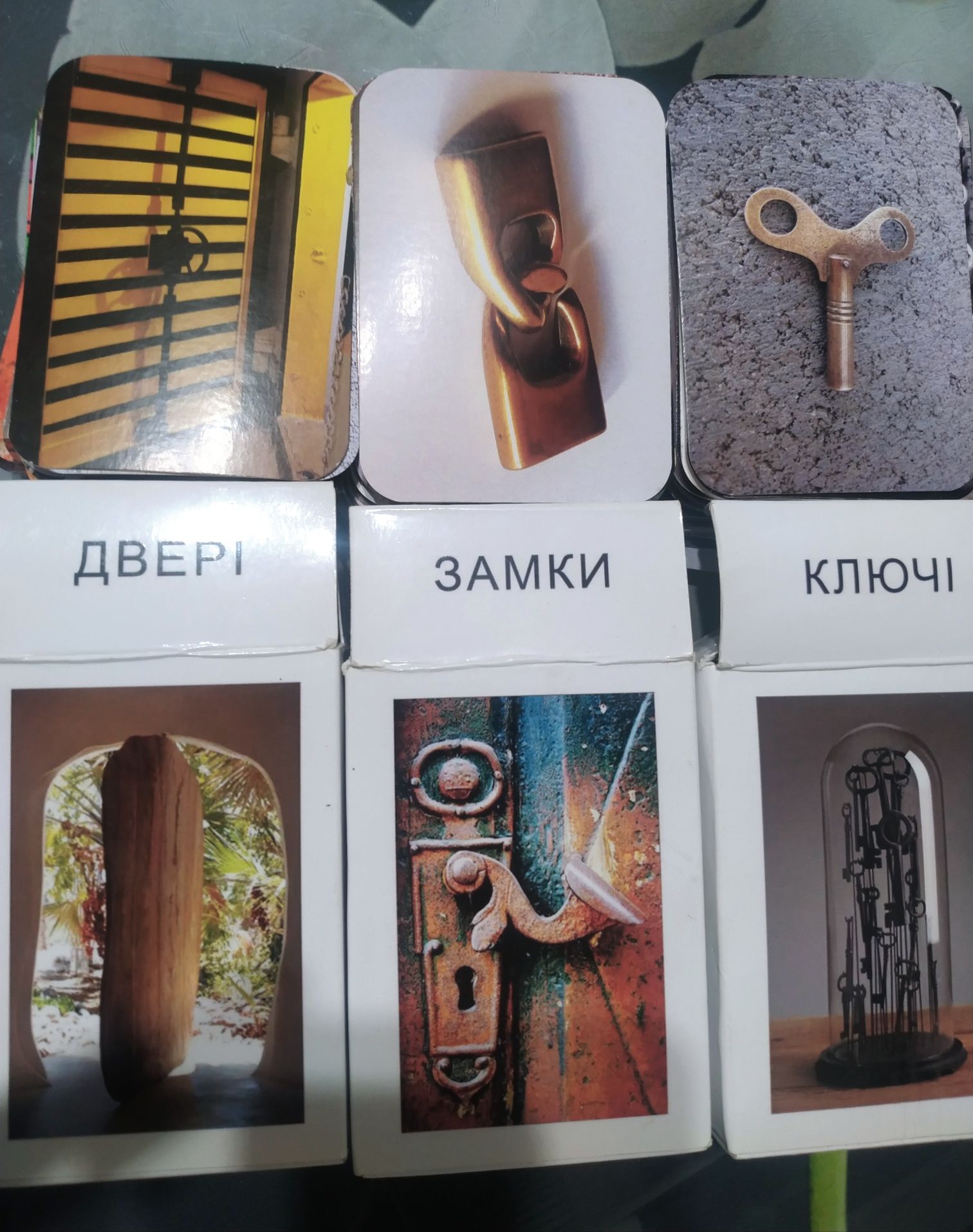 Метафоричні асоціативні карти "Двері", "Замки" та "Ключі".