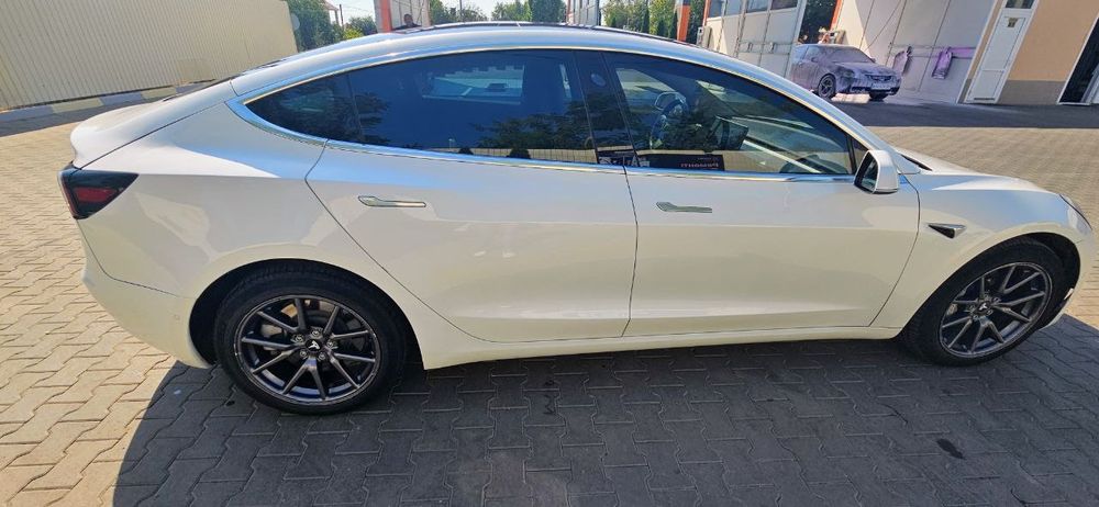 Продам автомобиль тесла 3