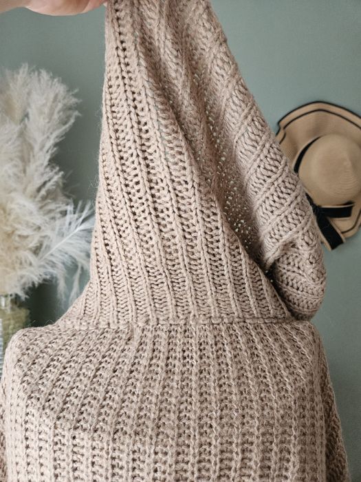 Jesienny sweter oversize'owy damski z dużym golfem brazowy włoski