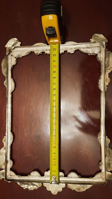 Moldura de prata trabalhada, muito bonita. 
Tem vid