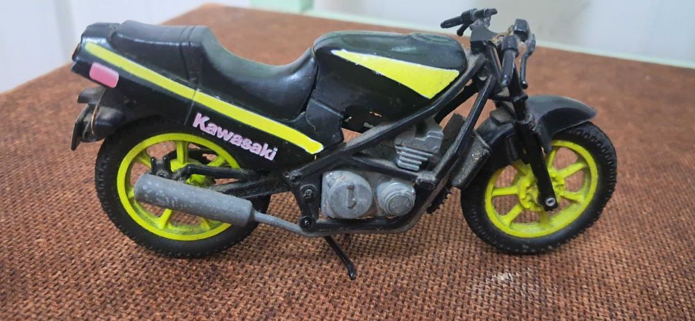 Moto Kawasaki antiga
