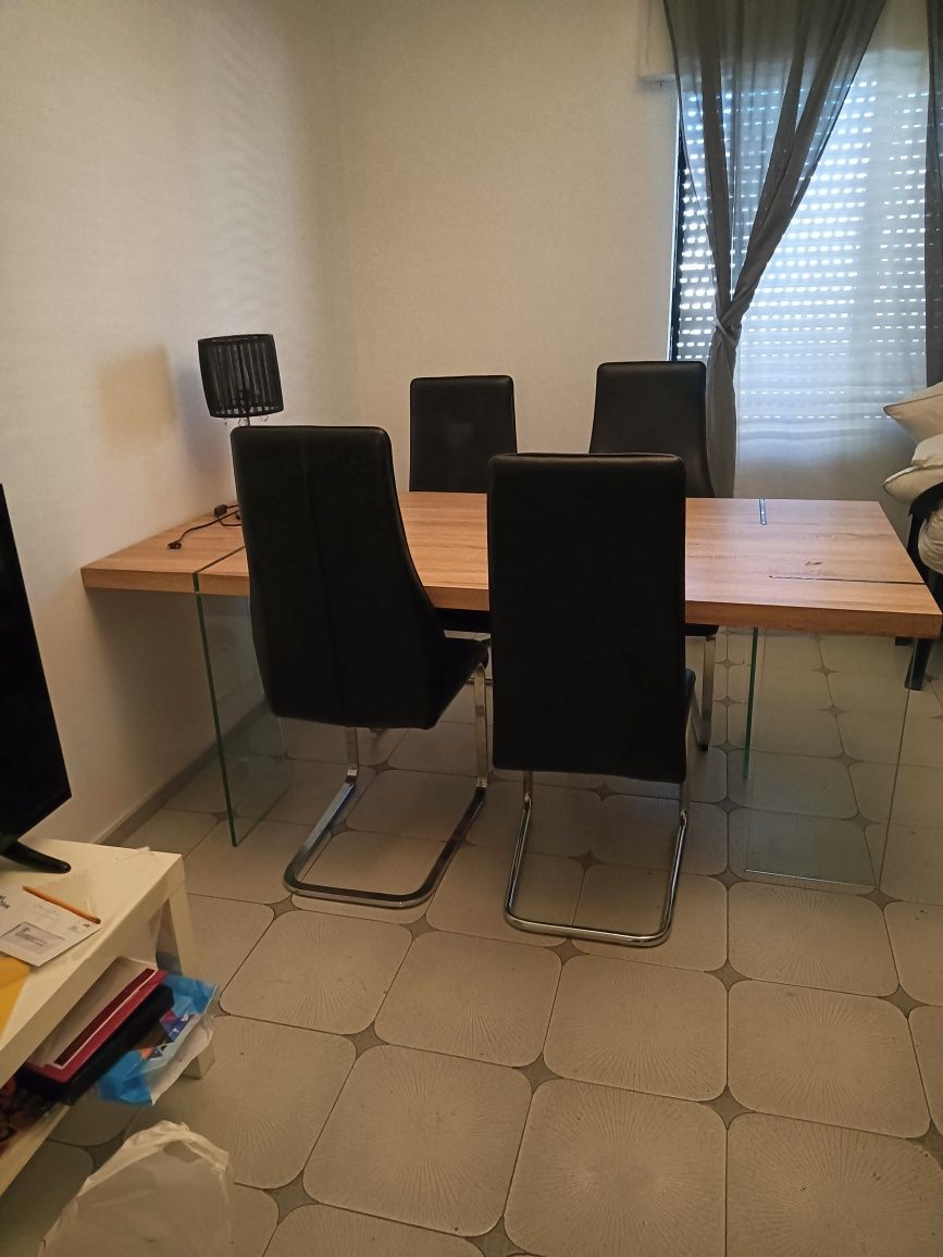 Mesa de jantar com pernas de vidro e 4 cadeiras em pele
