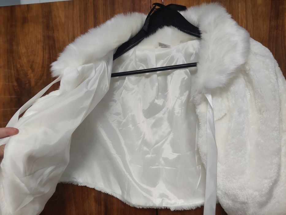 Biała peleryna na ślub, wesele