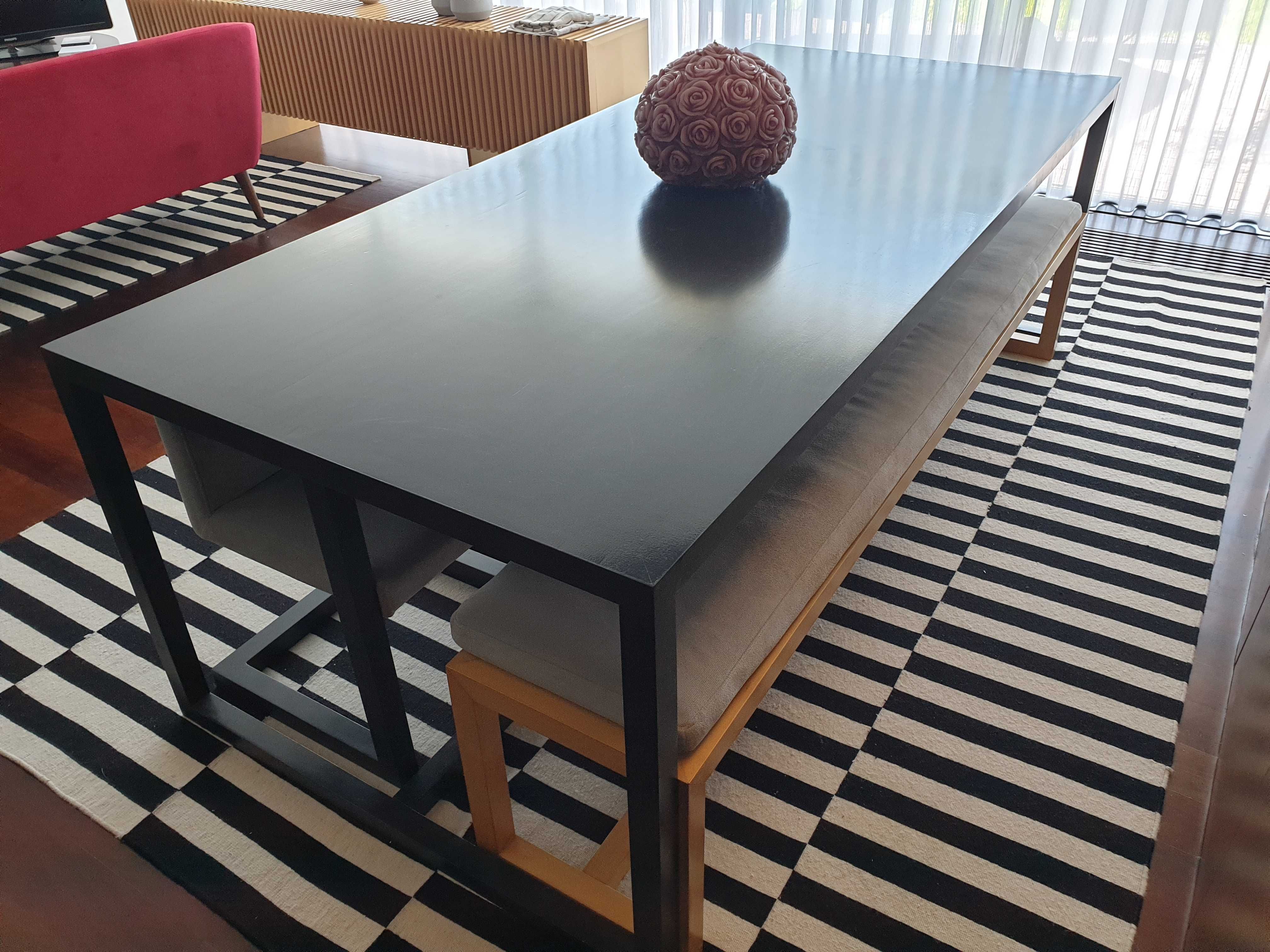 Mesa com 4 cadeiras e 1 banco