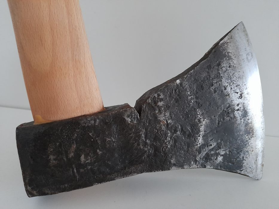 Stara siekiera ręcznie kuta