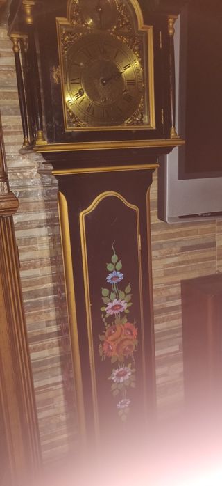 Relógio de pé alto muito antigo