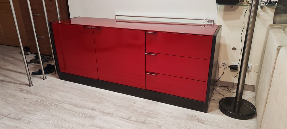 Móvel laqueado vermelho.