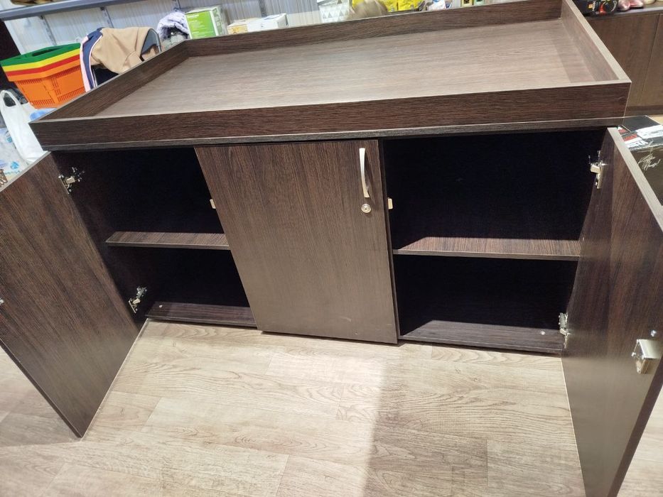 Большая и очень вместительная тумба на 6 дверок.