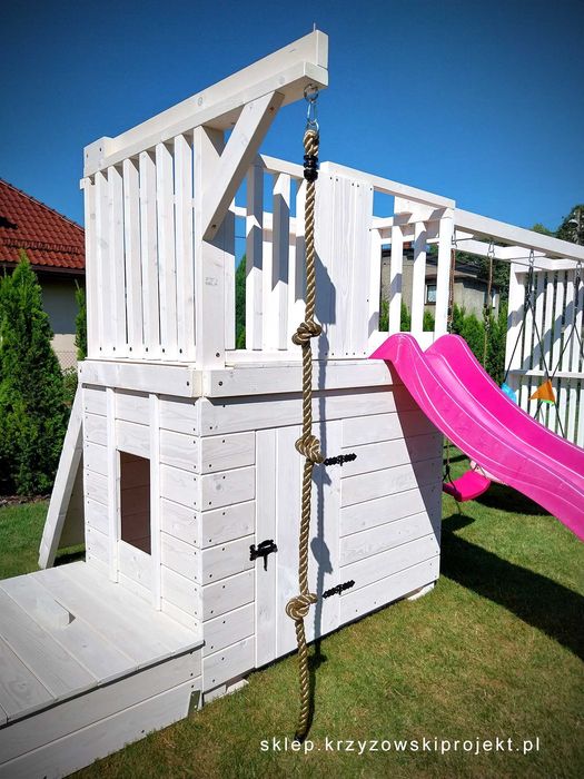 Plac zabaw, domek dla dzieci, huśtawka, zjeżdżalnia, piaskownica.
