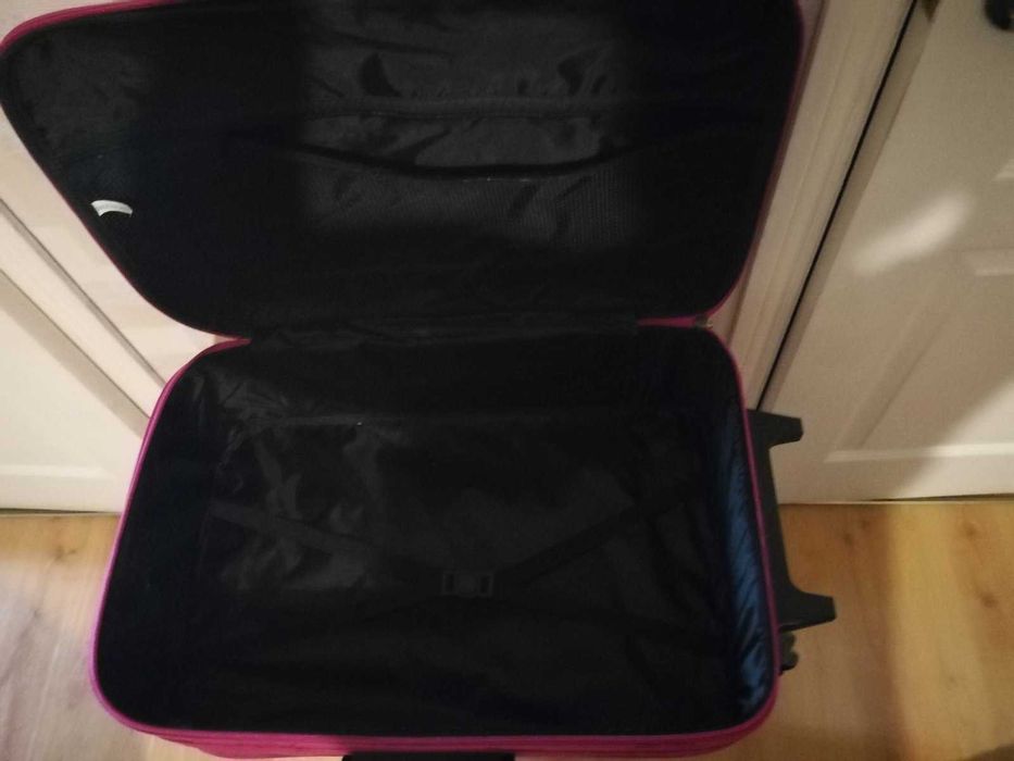 Чемодан новый средний розовый с Швейцарии 56 см