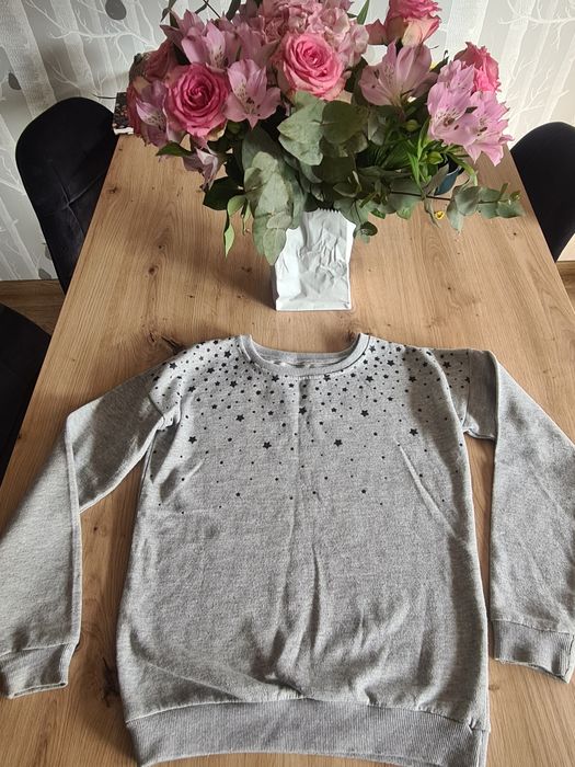 Fajna cieplutka szara bluza w czarne gwiazdki 146 cm