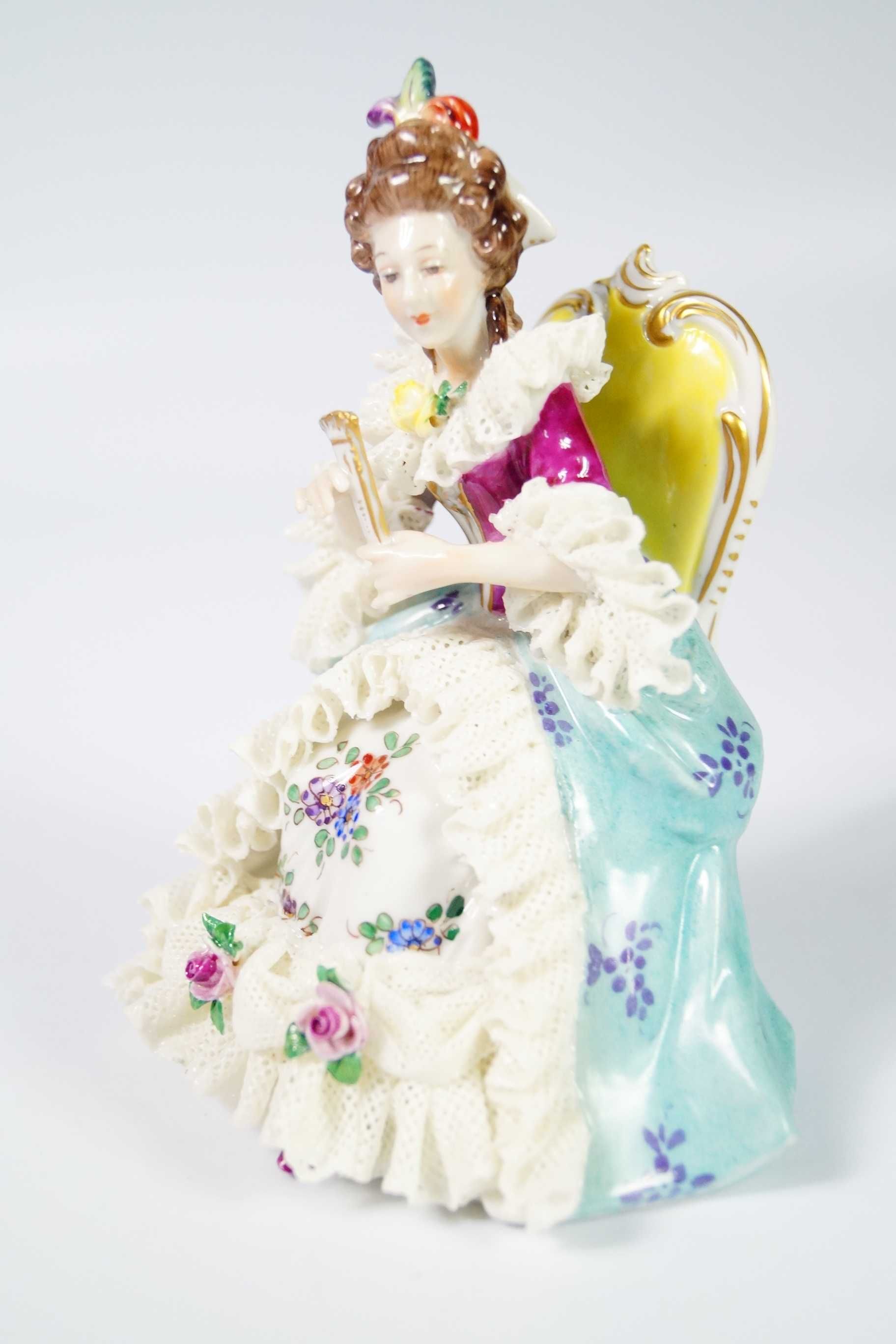Piękna porcelanowa figura VOLKSTEDT rokoko dama na krześle
