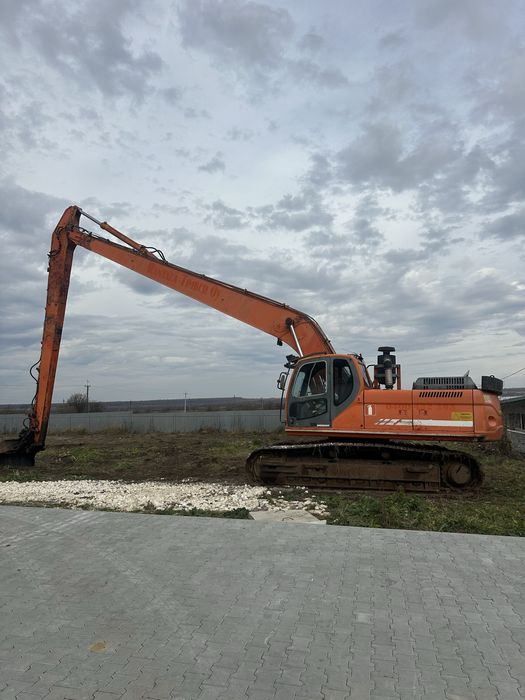 Екскаватор з довгою стрілою