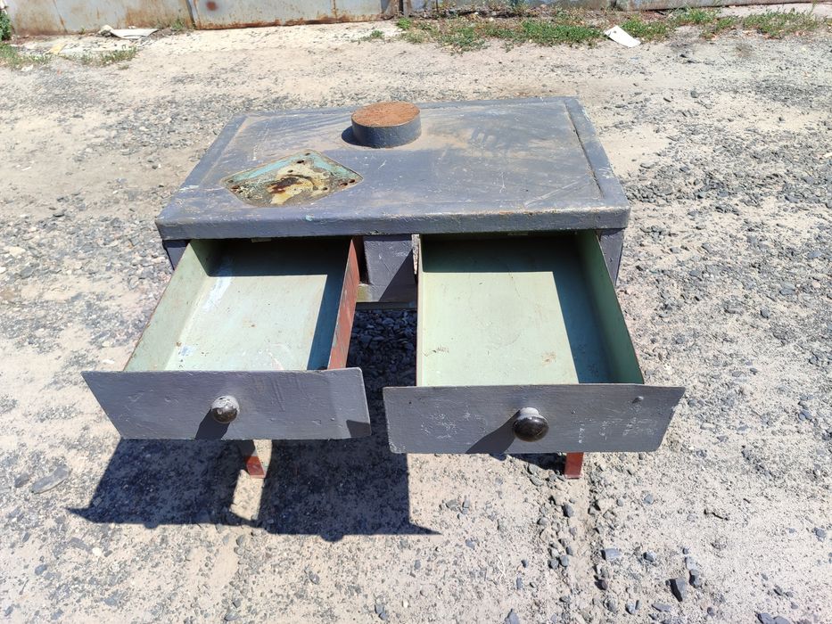 Продам верстак для гаража с  выдвижными ящиками.