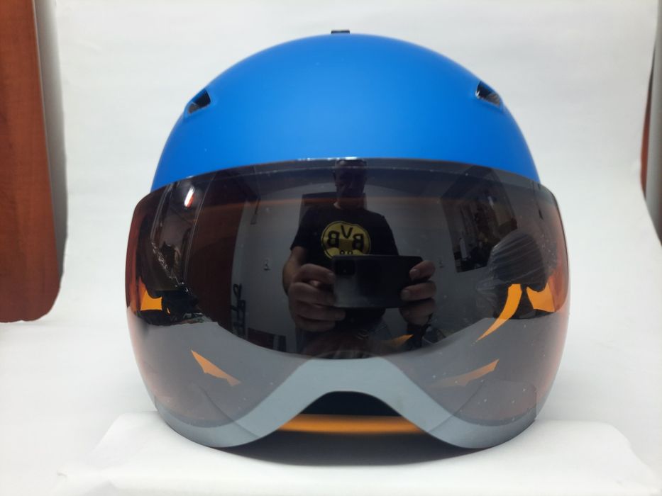 Kask narciarski z szybką