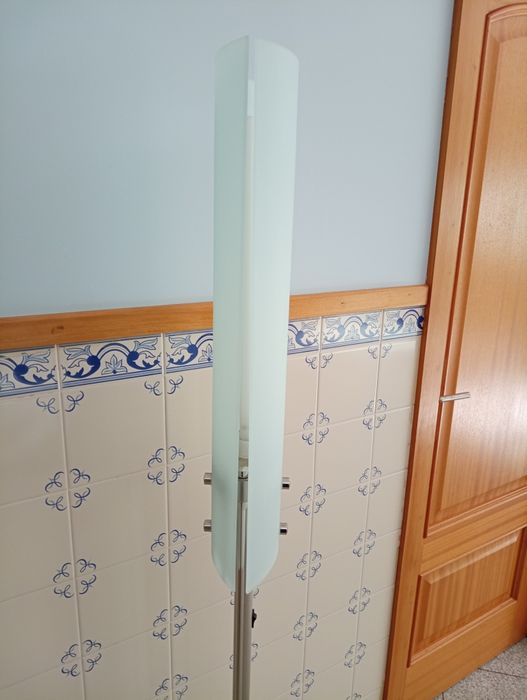 Candeeiro de pé prateado
