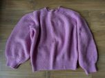 Różowy sweter z półgolfem