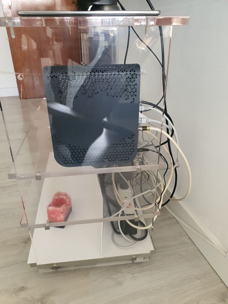 Vendo mesa de Tv em acrilico