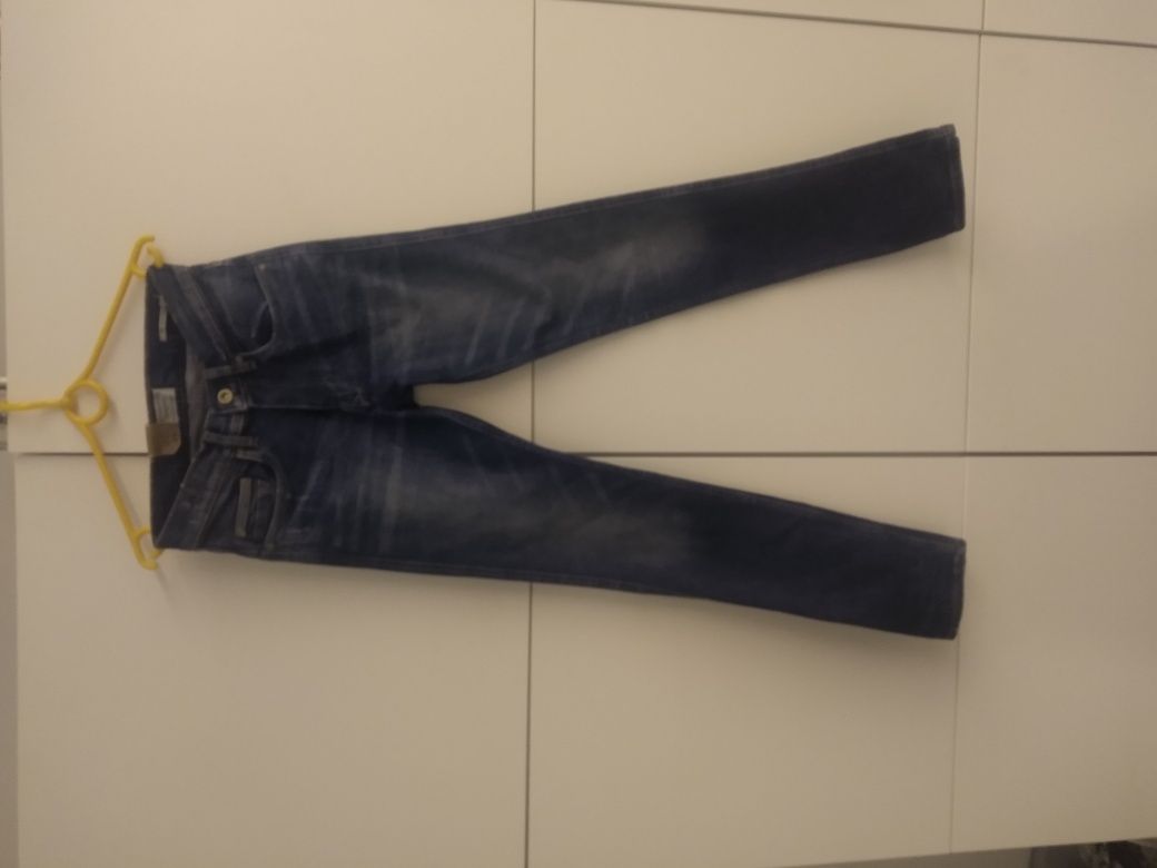 Nowe spodnie jeans młodzieżowe/męskie MANGO na szczupłą osobę rozm. S