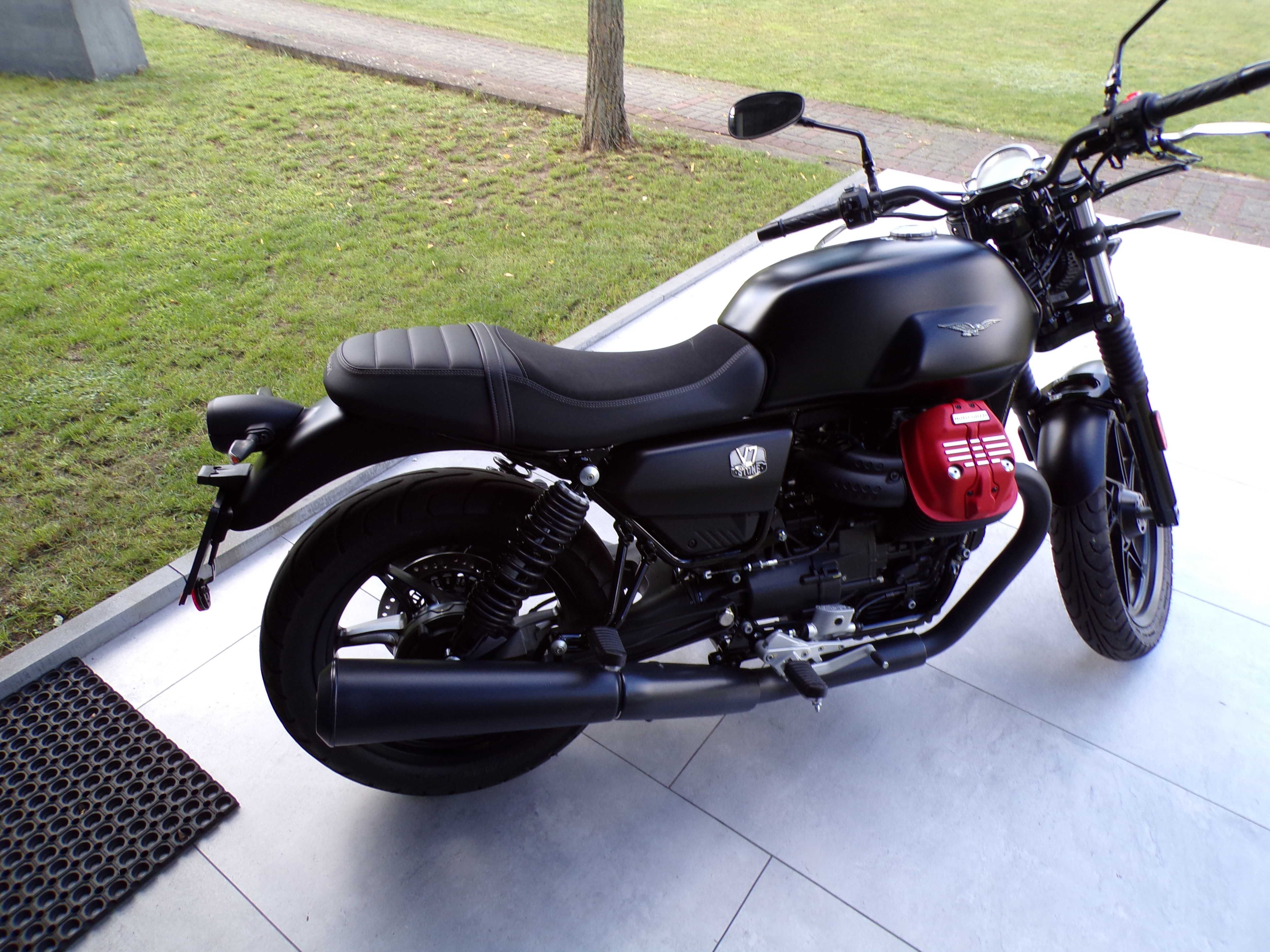 Moto Guzzi V7 Stone 850cc 2023r. Czarny Mat Czerwone dekle Limitowane