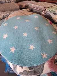 Niebieski dywan koło 1m w gwiazdki dziecięcego pokoju