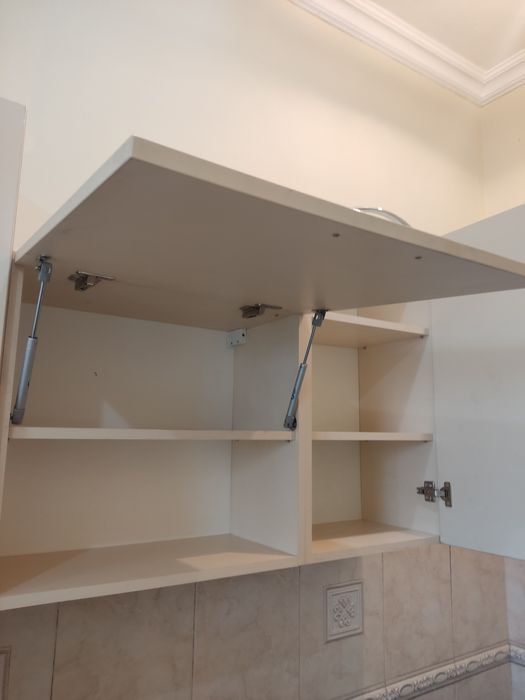 Кухня вбудована, навісні ящики, фасади,теплий бежевий колір, нові