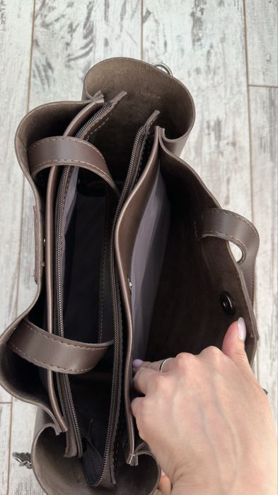 Сумка шоколадного кольору на плече