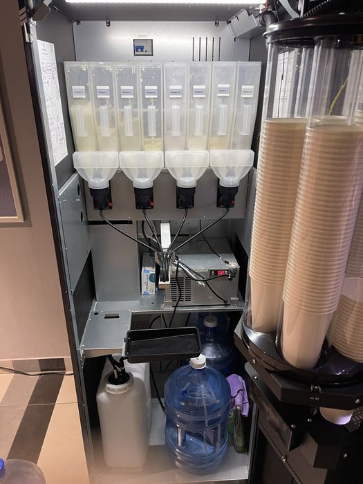 Automat vendingowy Jetinno JL300 - napoje, shake’i, kawa | Shakeomat