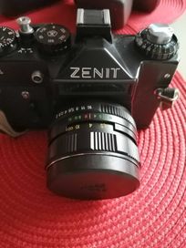 Aparat fotograficzny Zenit z lampą blyskową. Dla kolekcjonerów