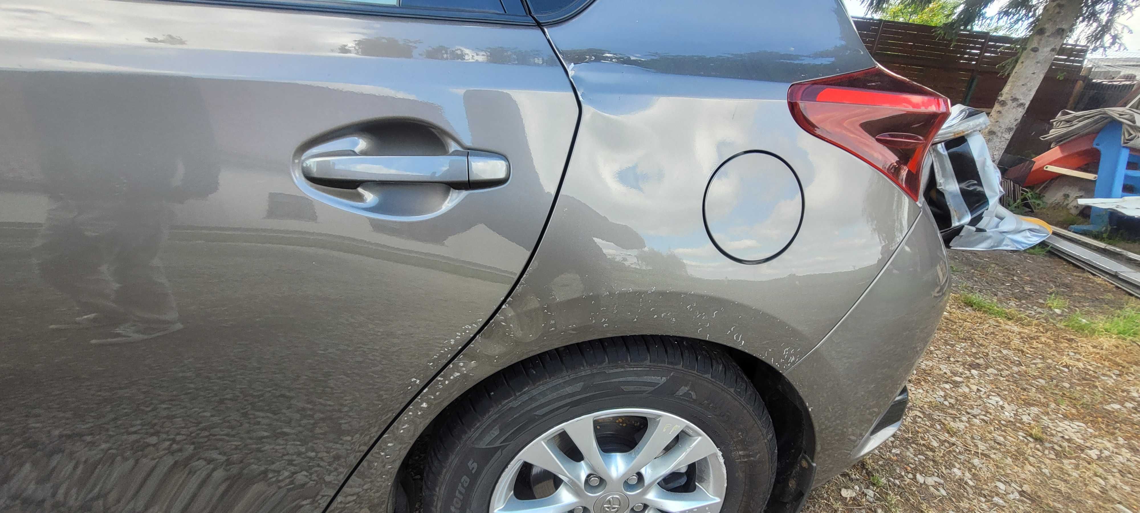 Toyota Auris uszkodzony