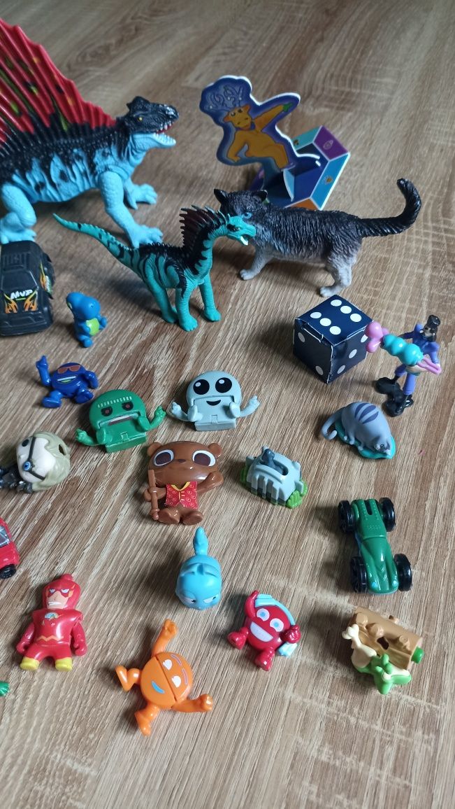 Zestaw figurek i zabawek, dinozaury, robot, auto