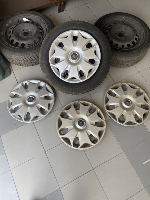 3 Rodas de ferro com pneus e  4 Tampões Ford originais