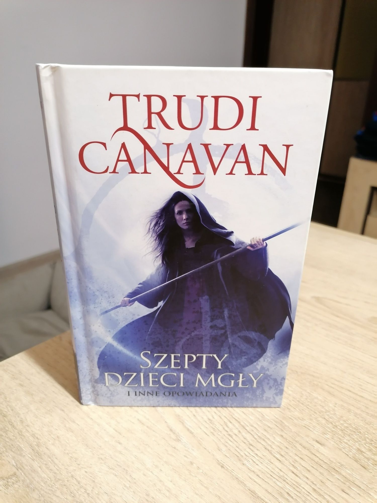 Trudi Canavan Szepty Dzieci Mgły