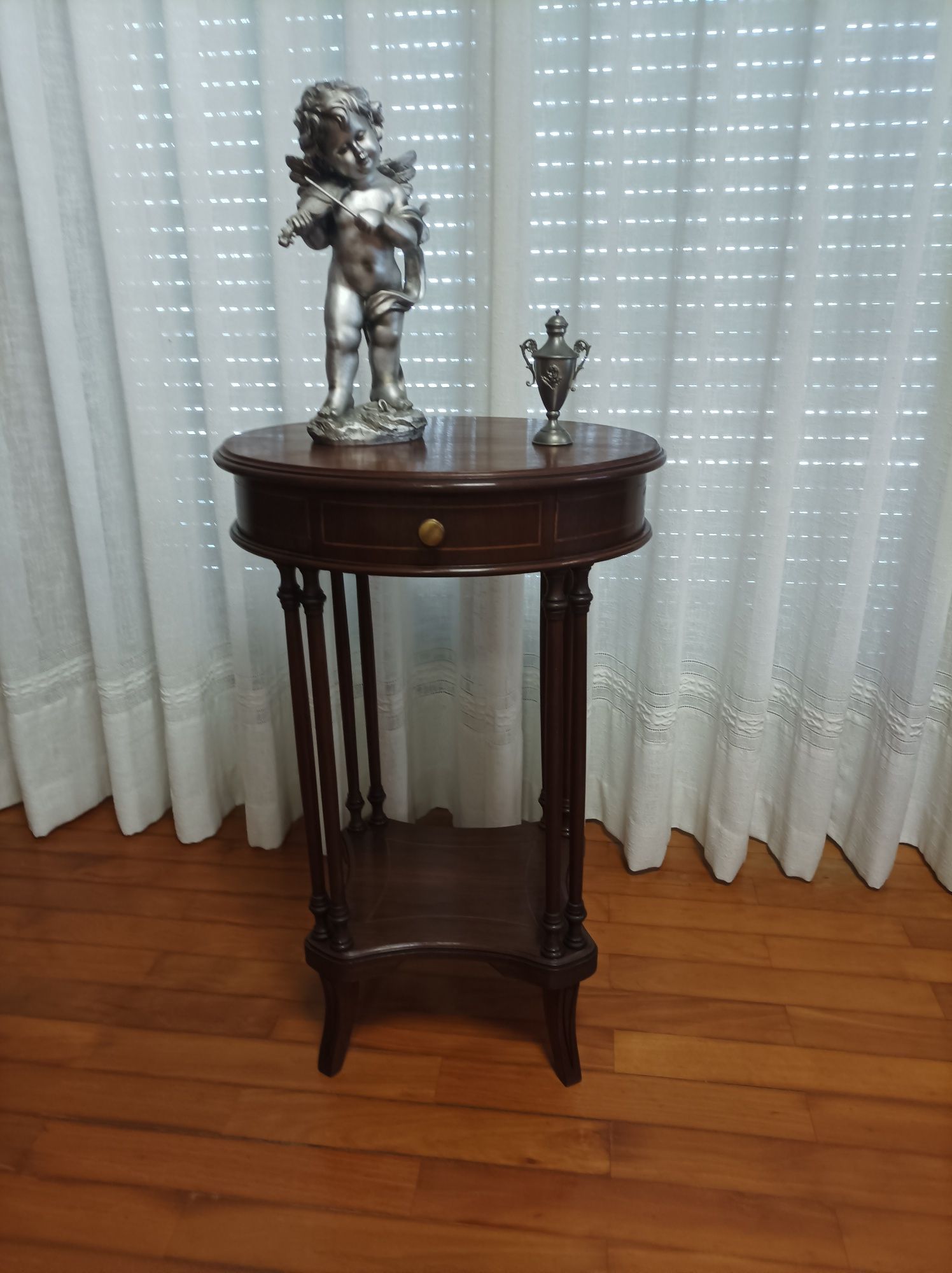 Mesa antiga de apoio restaurada estilo inglês ovalizada