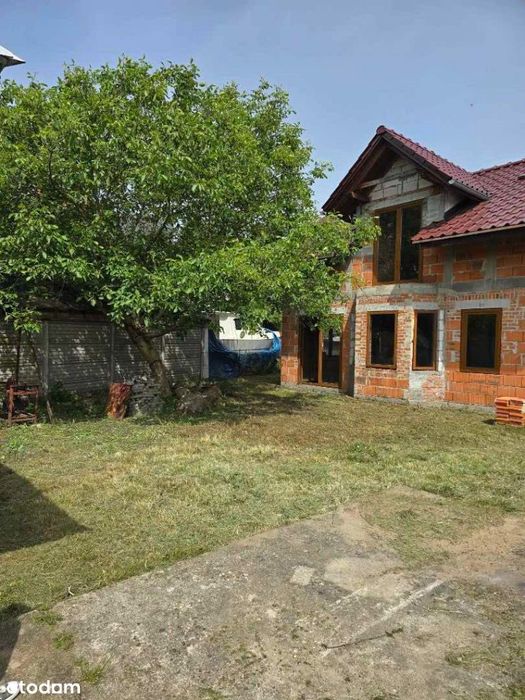 DOM w stanie surowym. Działka z linią brzegową.