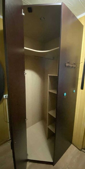 Кутова шафа, з підсвіткою всередині.