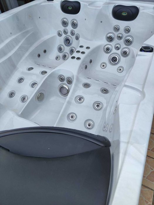 Jacuzzi 3 osobowe , całoroczne ponad 60 dysz, 220x156x88cm - transport