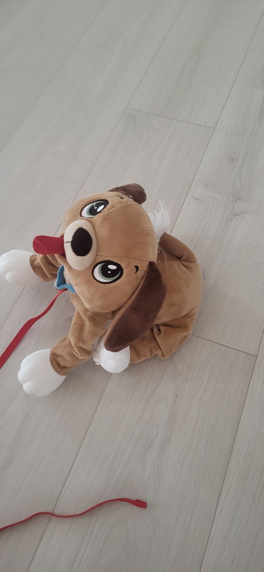 Cão com trela castanho e branco brinquedo